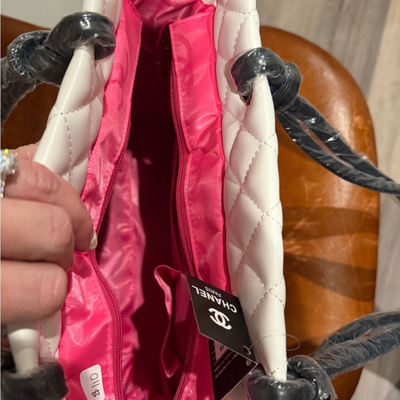 Chic White Quilted Handbag with Black Accents - Picture 2 of 5